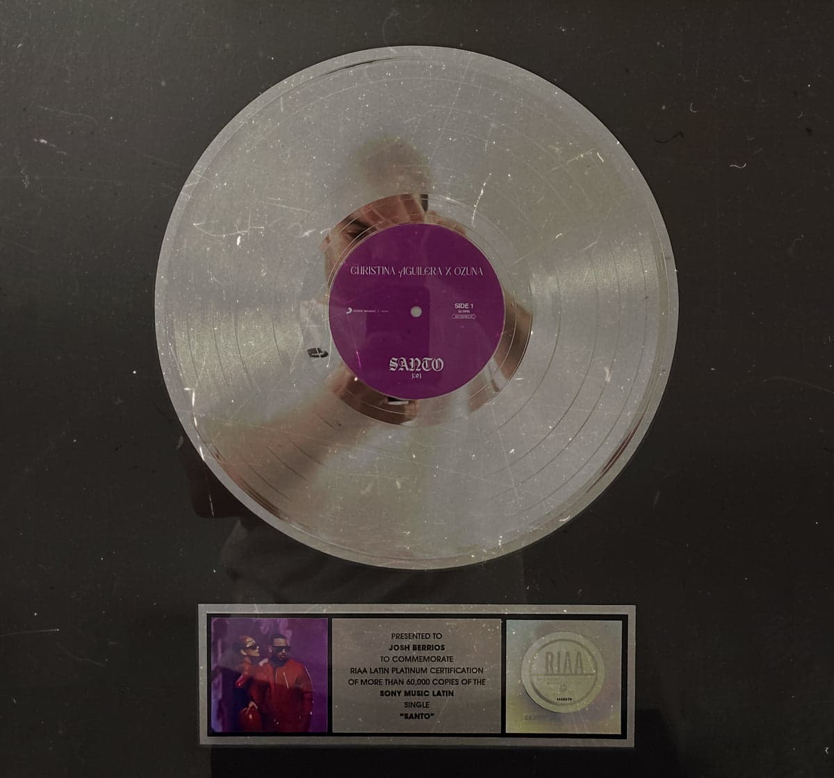 Josh Berríos sosteniendo una certificación de Platino