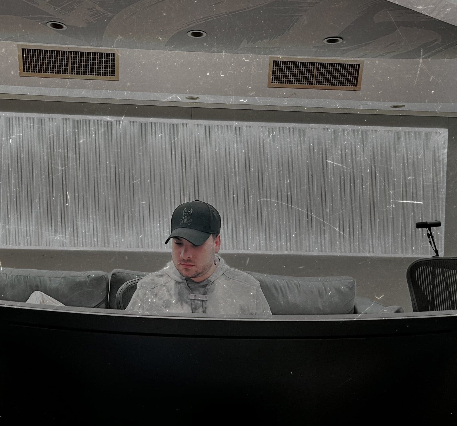 Josh Berríos trabajando como productor musical